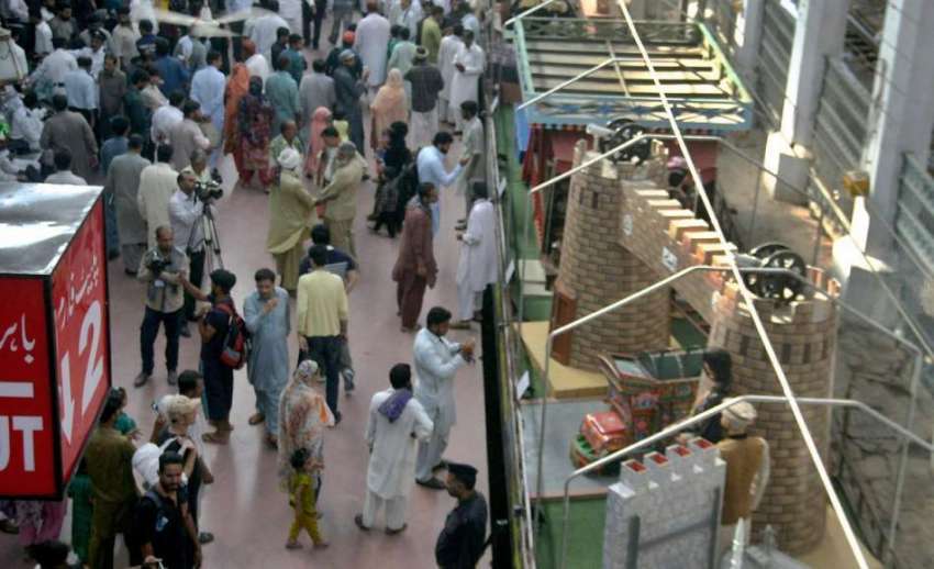 لاہور: ریلوے اسٹیشن پر بچے آزادی ٹرین میں رکھے گئے مختلف ..