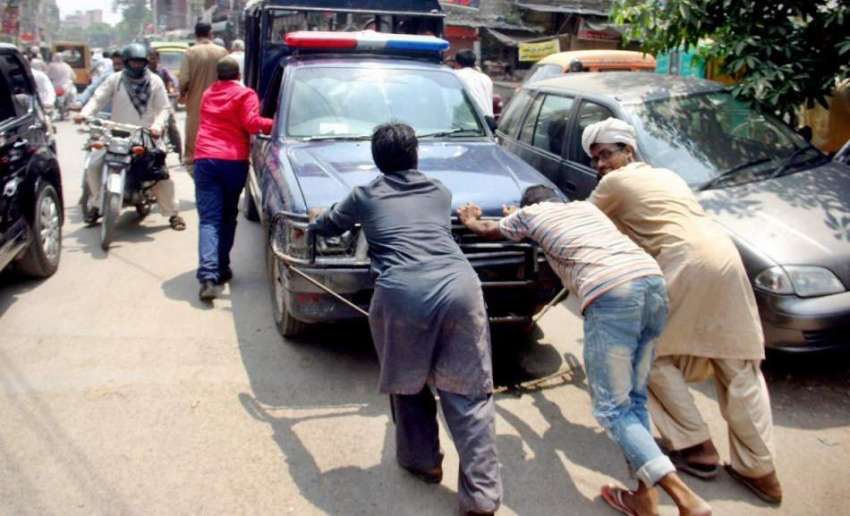 لاہور: پولیس کی خراب گاڑی کو دھکا لگا کر ورکشاپ لیجایا جا ..