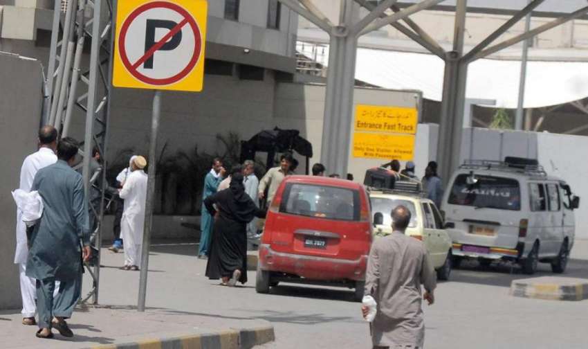 راولپنڈی: بے نظیر ائیرپورٹ کے باہر نو پارکنگ بورڈ کے آگے ..