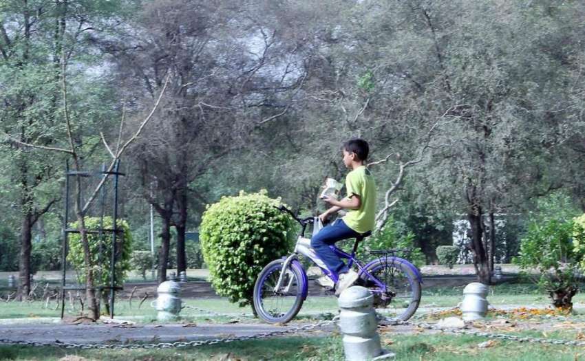 لاہور: باغ جناح میں ایک بچہ سائیکل پر گھوم رہا ہے۔