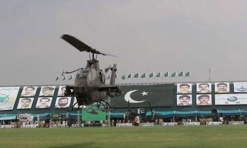 لاہور: یوم دفاع پاکستان کے موقع پر پاک فوج کے جوان گن شپ ہیلی ..