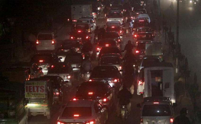 لاہور: جیل روڈ پر ٹریفک جام کے باعث گاڑیوں کی لمبی قطاریں ..