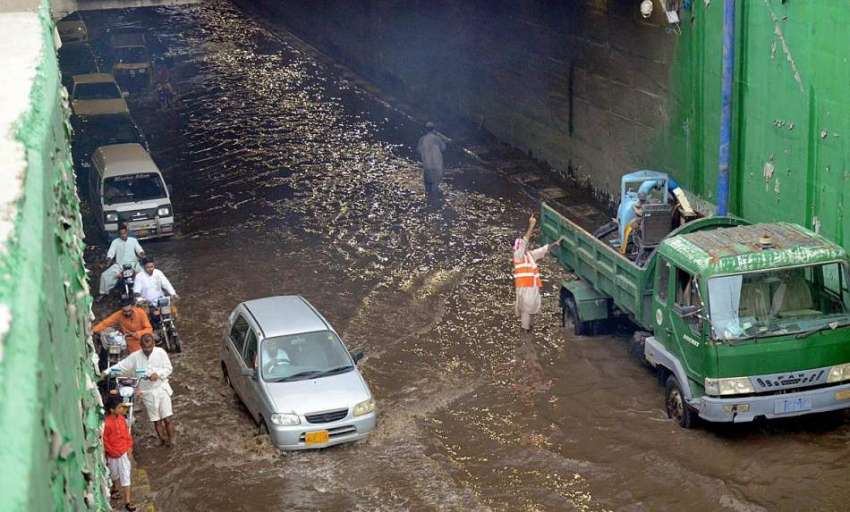 کراچی: شہر میں موسلا دھار بارش کے بعد گاڑیاں برساتی پانی ..