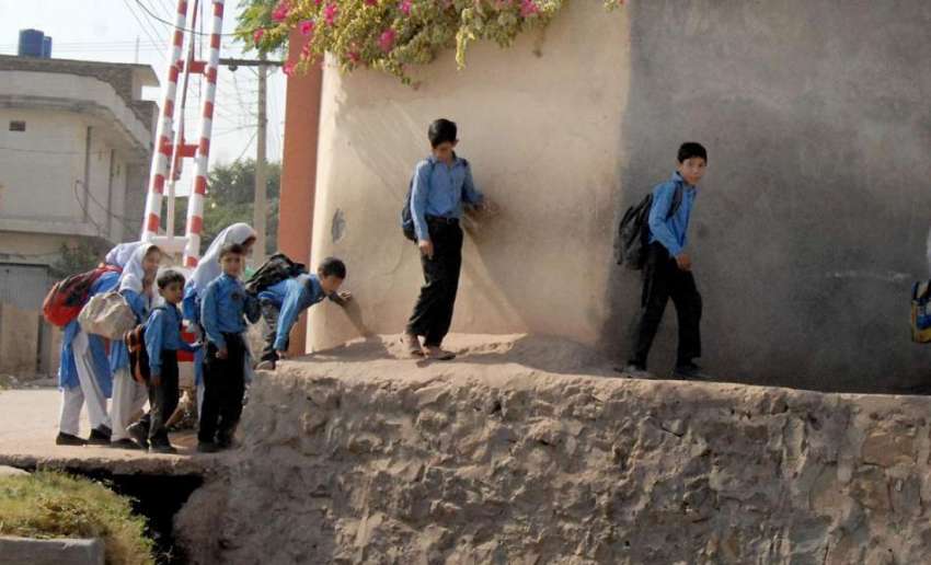 راولپنڈی: رحمت آباد سکول کے بچے چھٹی کے بعد خطرناک انداز ..