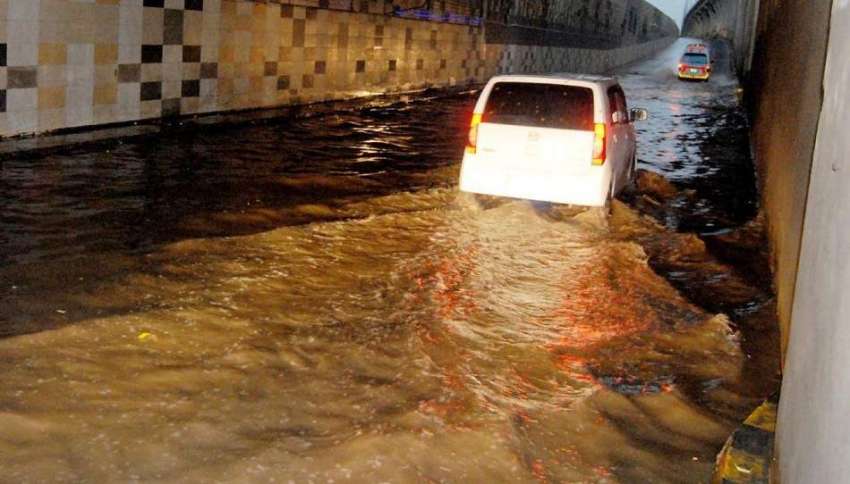 راولپنڈی: شدید بارش کے باعث کمیٹی چوک انڈر پاس میں جمع پانی ..