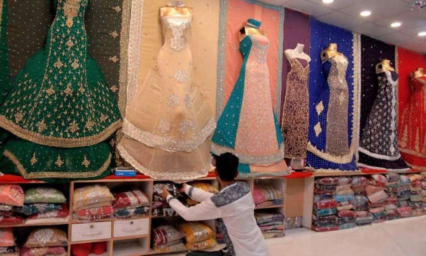 راولپنڈی: رمضان کی تیاریوں میں مصروف ایک دوکاندار سامان ..