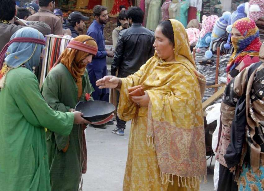 لاہور: اچھرہ مین بازار میں ایک خاتون بھکاریوں کو پیسے دے ..