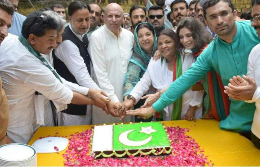 لاہور: تحریک انصاف حلقہ این اے 120کے انتخابی دفتر کے افتتاح ..