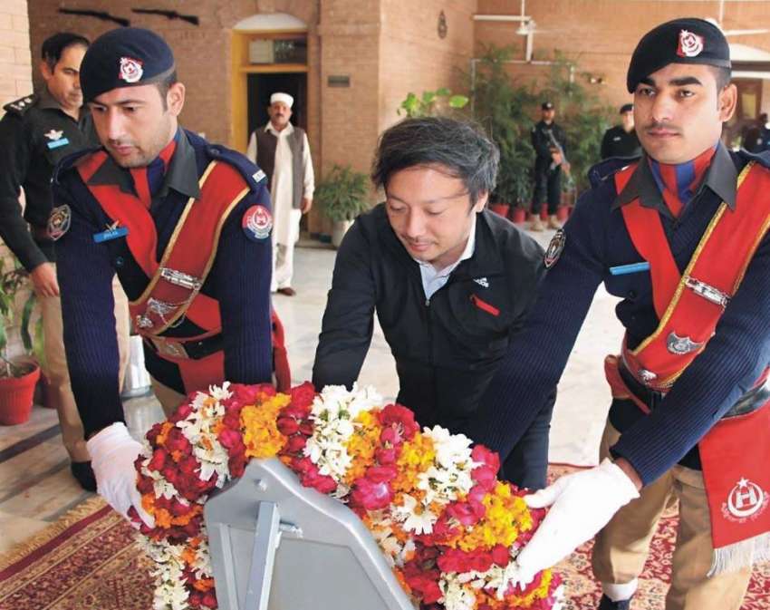 پشاور: جاپان میڈیا وفد کا رکن پولیس شہداء کی یادگار پر پھول ..