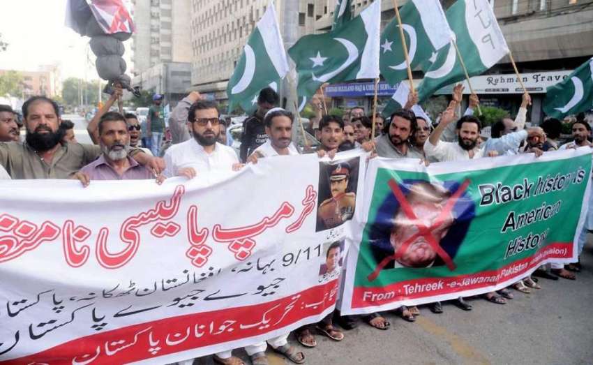 کراچی: کراچی پریس کلب کے سامنے تحریک نوجوان پاکستان کے ارکان ..