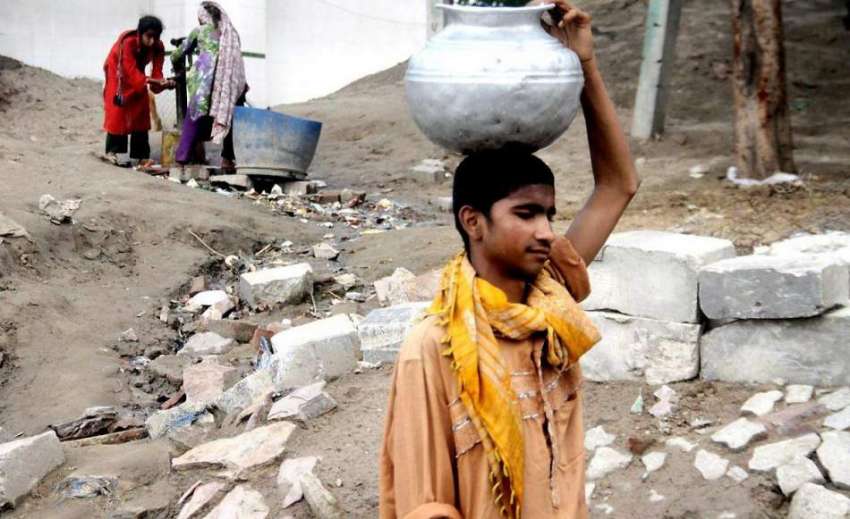 لاہور: خانہ بدوش بچے پینے کے لیے پانی بھر کر لیجا رہے ہیں۔