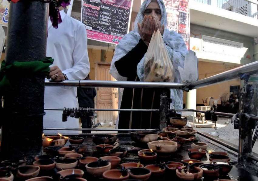 راولپنڈی: محرم الحرام کے حوالے سے عزادار خاتون چراغ جلانے ..