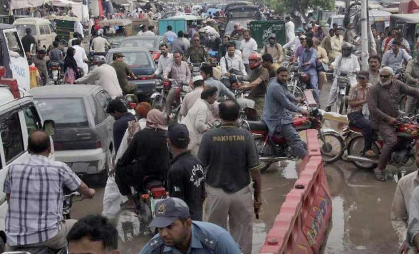 لاہور: شہر میں ہونے والی موسلا دھار بارش کے بعد بوہڑ والا ..
