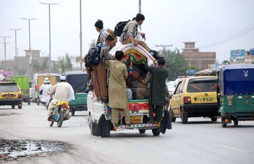 پشاور: سکول سے چھٹی کے بعد بچے سوزوکی پک اپ میں خطر ناک انداز ..