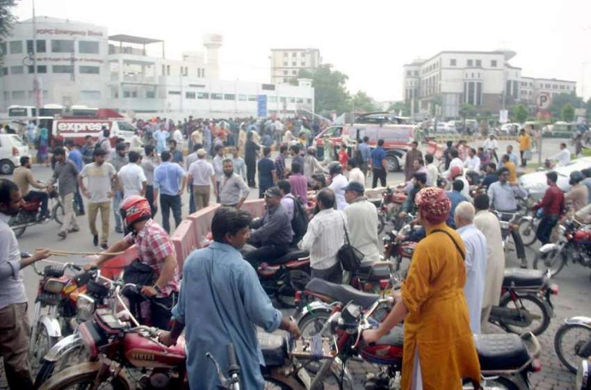 لاہور: ینگ ڈاکٹرز کے احتجاج کے دوران جیل روڈ بند ہونے کے ..