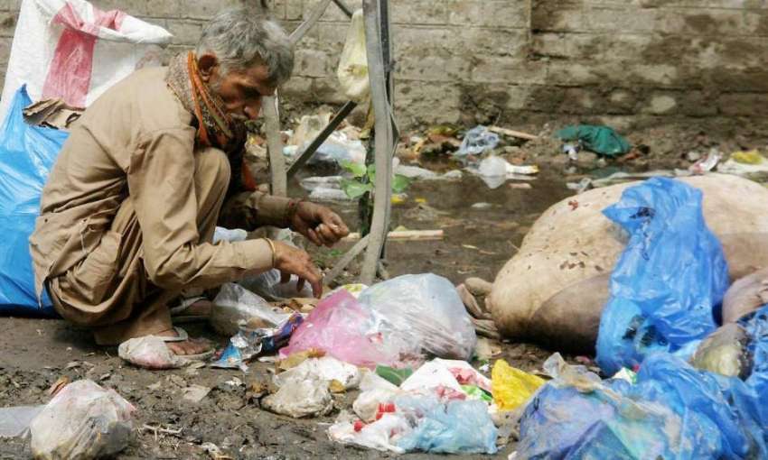 لاہور: ایک شخص کچرے کے ڈھیر سے کار آمد اشیاء تلاش کر رہا ہے۔