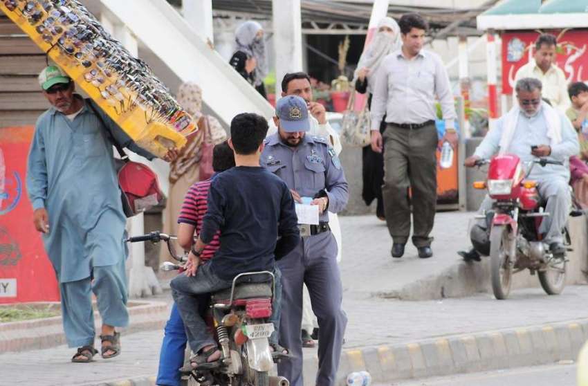 راولپنڈی: ٹریفک پولیس اہلکار کم عمر موٹرسائیکل سوار کا چلان ..