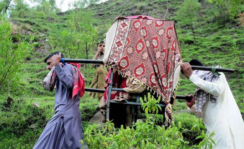 راولپنڈی: مری کے ایک گاؤں میں روڈ نہ ہونے کے باعث ڈولی میں ..