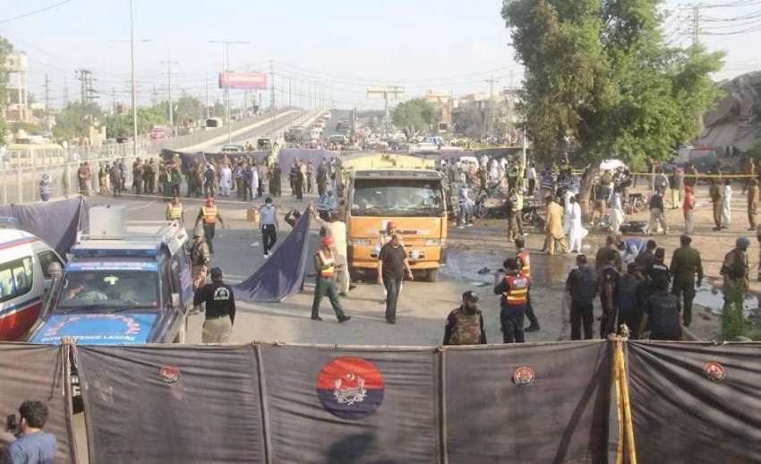 لاہور: فیروز پور روڈ پر دھماکے کے بعد سیکیورٹی اہلکار شواہد ..