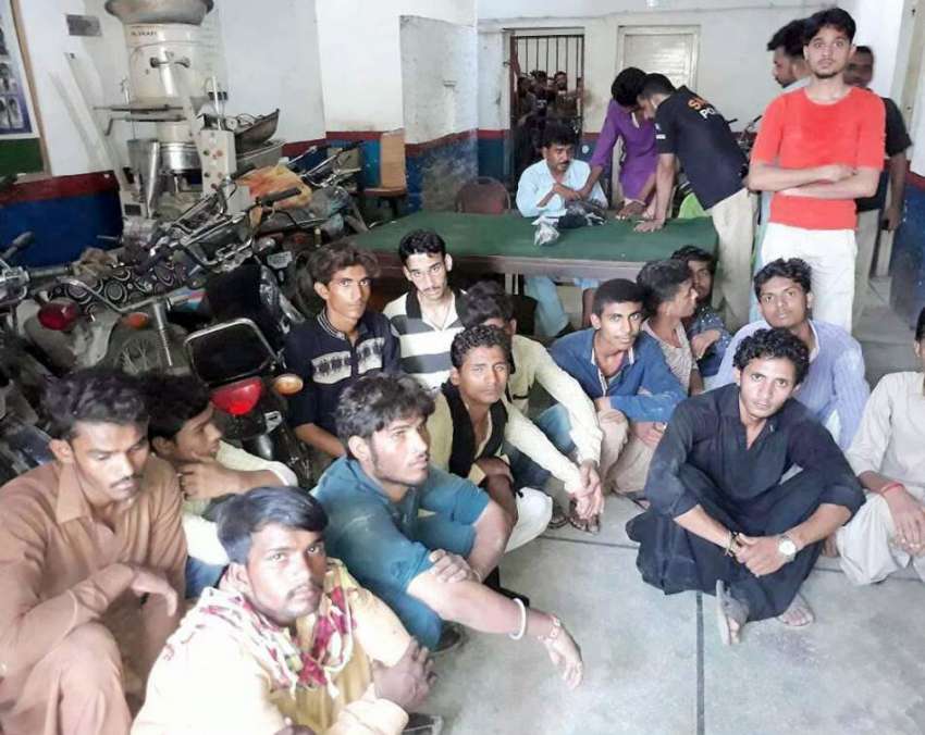 حیدر آباد: ون وہیلنگ کرنے والے نوجوانوں کو پولیس گرفتار ..