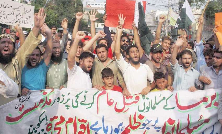 لاہور: برما میں مسلمانوں کے قتل عام کے خلاف پریس کلب کے باہر ..