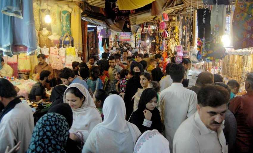 راولپنڈی: موتی بازار میں خواتین عید کی خریداری میں مصروف ..