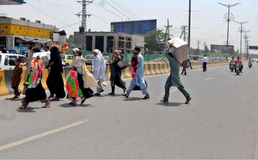 راولپنڈی: بینظیر ایئرپورٹ میں روڈ پر پیدل چلنے والوں کے ..