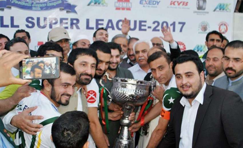 پشاور: فاٹا فٹبال سپر لیگ ٹورنامنٹ کے فائنل کے موقع پر مہمان ..