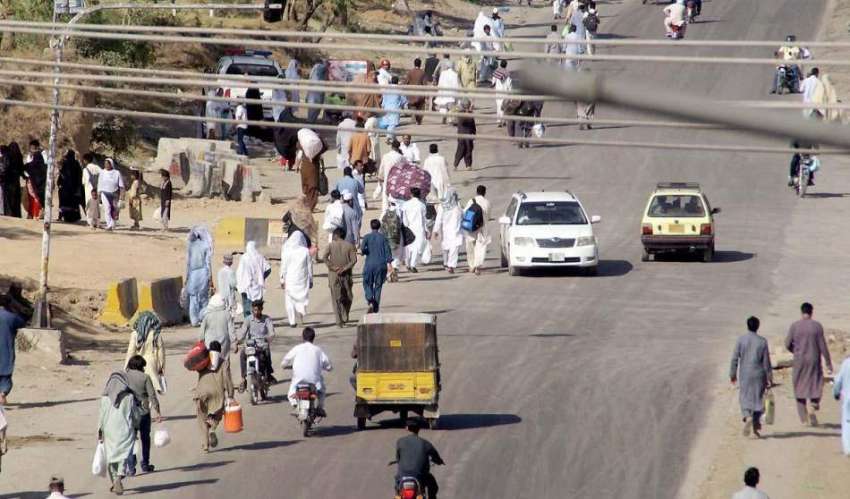 راولپنڈی: آئی جی پی روڈ پر علاقہ مکین کچرا جلائے جانے پر ..