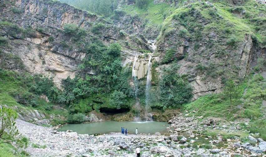 پشاور: تحصیل حویلیاں میں پہاڑ سے گرتی ہوئی آبشار کا خوبصورت ..