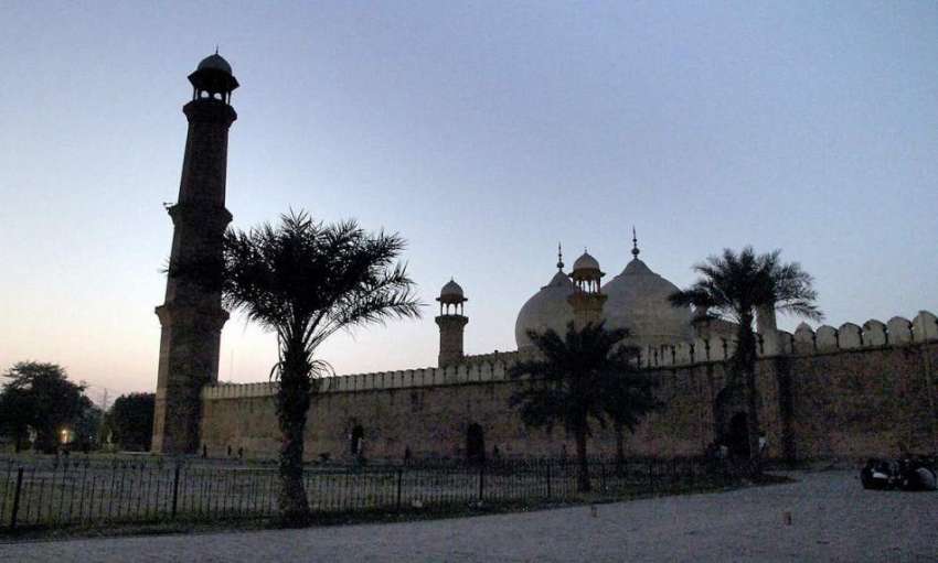 لاہور: تاریخی بادشاہی مسجد کا شام کے وقت خوبصورت منظر۔
