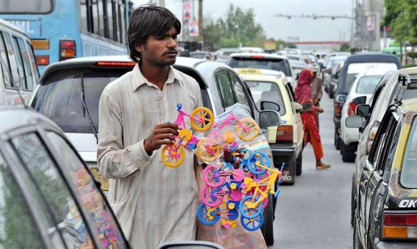 راولپنڈی: ایک نوجوان ٹریفک سگنل پر بچوں کے کھلونے فروخت ..