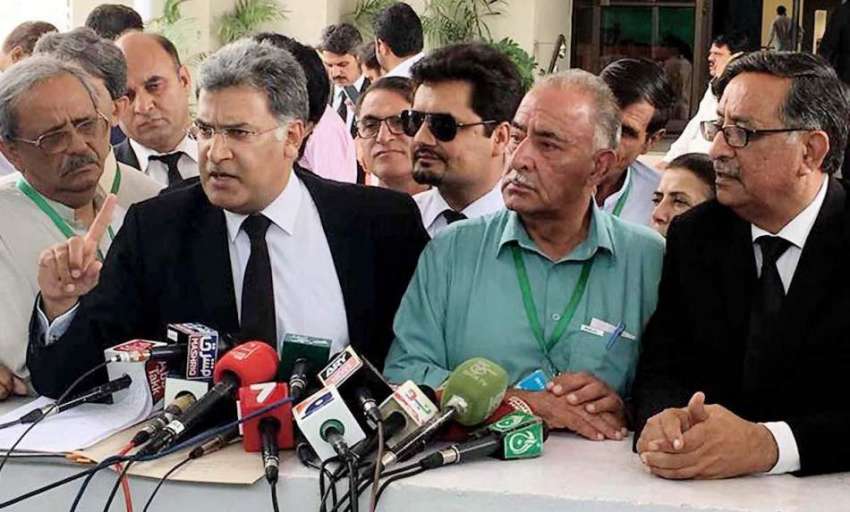 اسلام آباد: مشال قتل کیس کے وکیل سپریم کورٹ کے باہر میڈیا ..