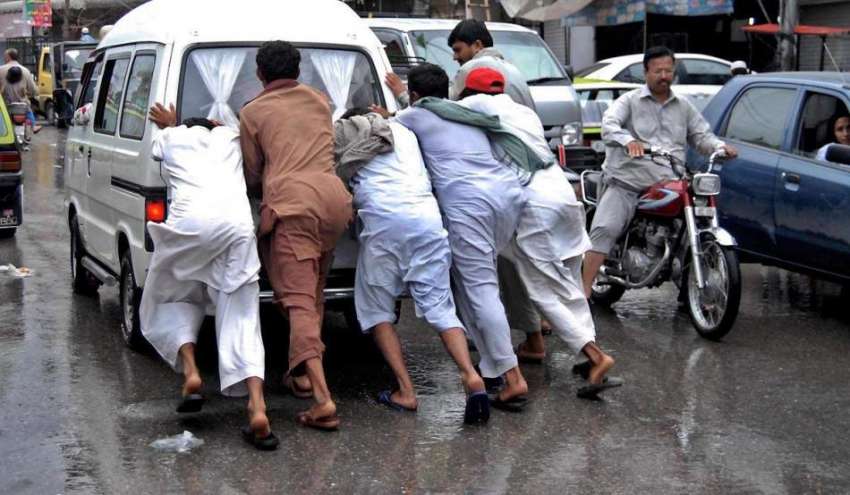راولپنڈی: موسلا دھار بارش کے بعد جمع پانی میں بند ہونے والی ..