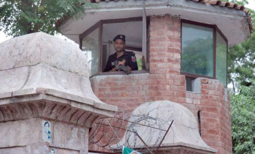 لاہور: ایک پولیس اہلکار لاہور ہائیکورٹ کے داخلی راستے پر ..