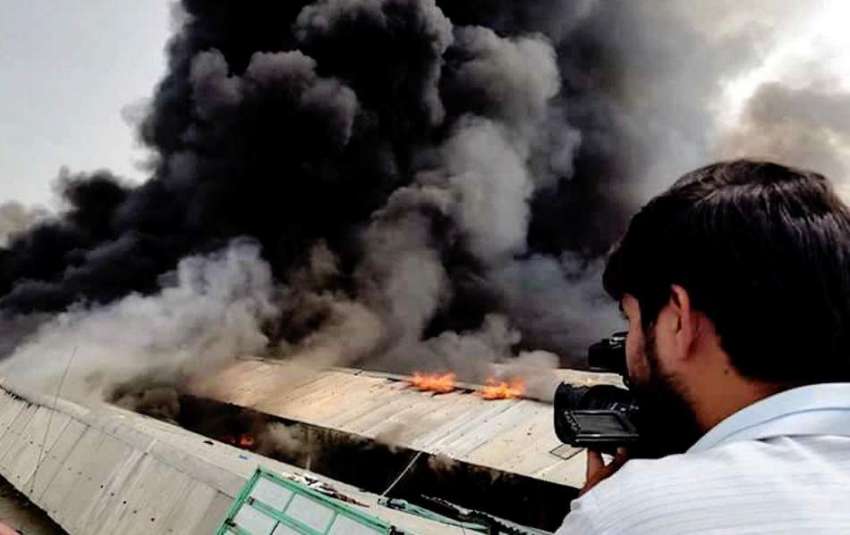 اسلام آباد: پشاور موڑ بازار میں لگنے والی آگ سے اٹھنے والا ..