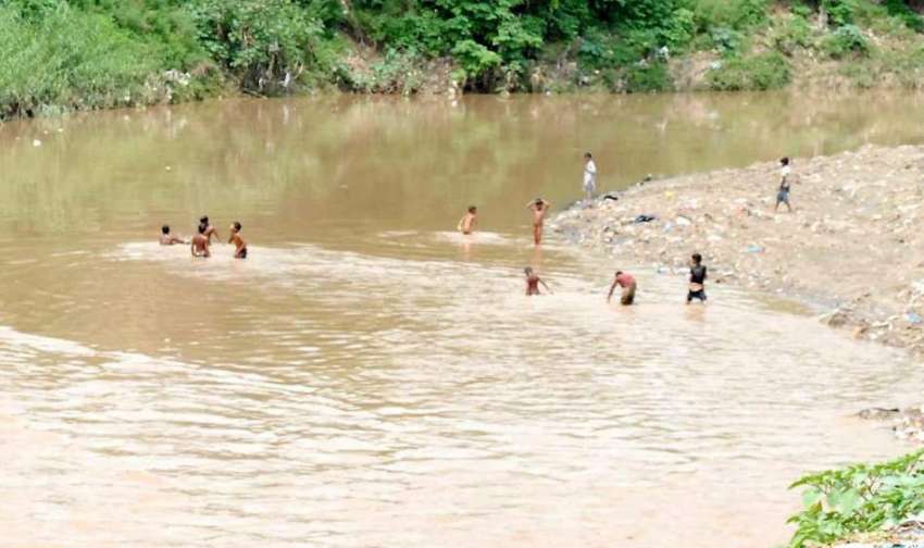 راولپنڈی: گرمی کے ستائے بچے نالہ لئی میں نہا رہے ہیں۔