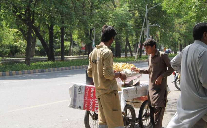 لاہور: مزدوروں کے عالمی دن سے بے خبر ایک ریڑھی بان مال روڈ ..