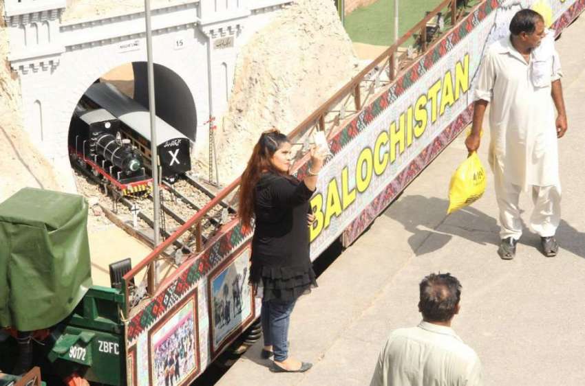 لاہور: ریلوے اسٹیشن پر ایک لڑکی آزادی ٹرین کے پاس سیلفی لے ..