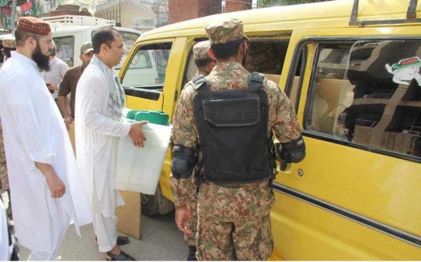 لاہور: حلقہ این اے 120کے ضمنی انتخابات کے لیے پولنگ کا سامان ..
