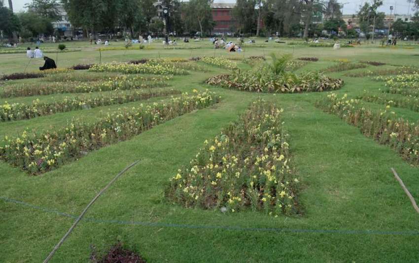 راولپنڈی: شدید گرمی اور لوڈ شیڈنگ سے تنگ شہری لیاقت باغ درختوں ..