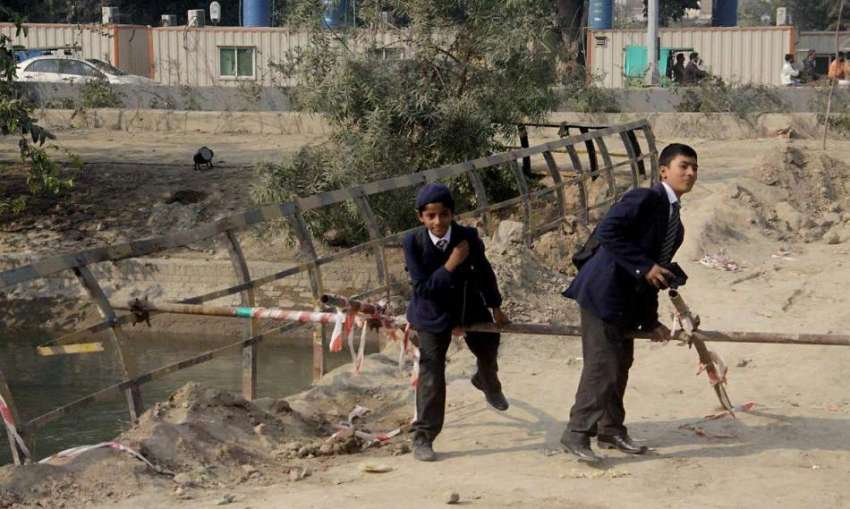 لاہور: دو بچے سکول سے چھٹی کے بعد نہر کے پل پر راستہ بند کرنے ..