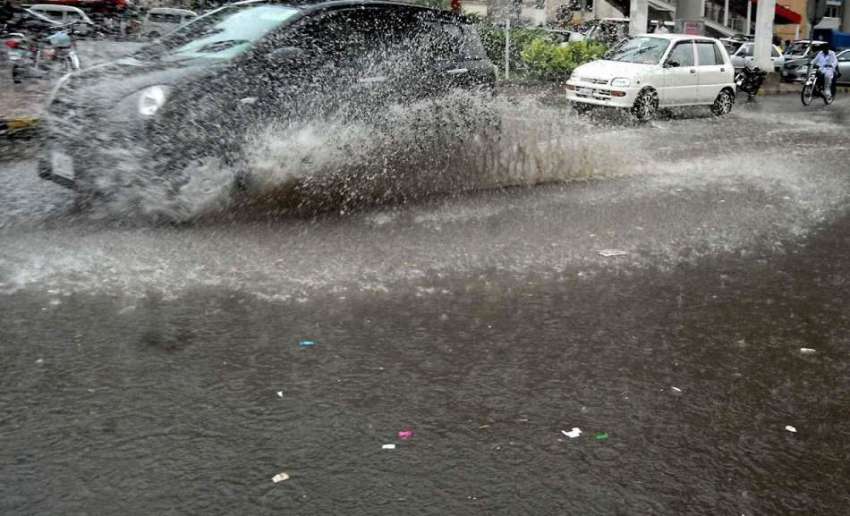 راولپنڈی: سہ پہر کو ہونیوالی بارش کے بعد شہر کی سڑکوں پر ..