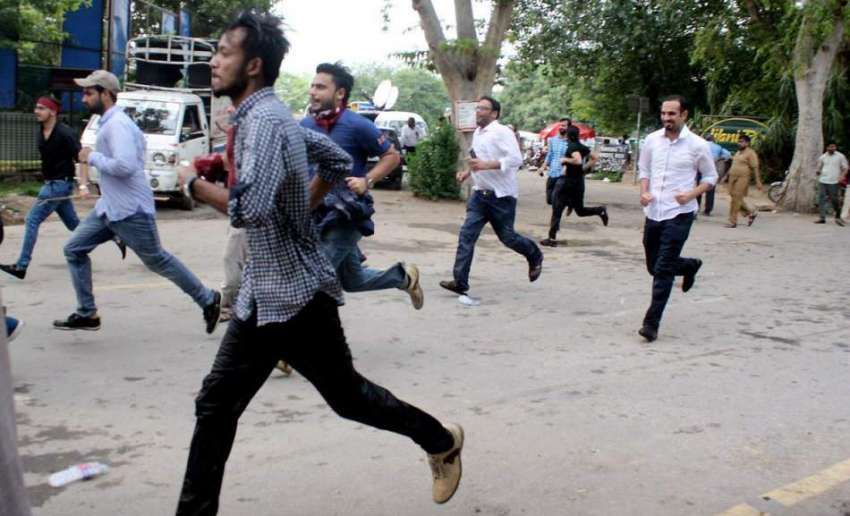 لاہور: جی او آر کی طرف بڑھنے کی کوشش کے دوران پولیس کی طرف ..
