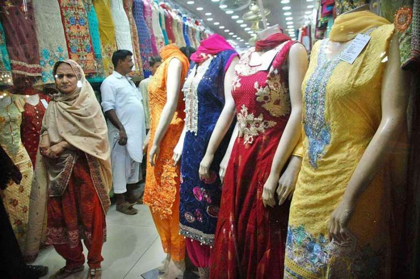 حیدر آباد: حید کی تیاریوں میں مصروف خواتین ایک بوتیک سے کپڑے ..
