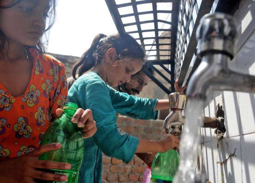 راولپنڈی: امام باڑہ کے علاقہ میں بچے فلٹریشن پلانٹ سے پانی ..