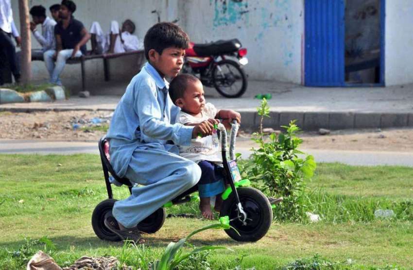اسلام آباد: وفاقی دارالحکومت میں ایک بچہ سائیکل سے لطف اندوز ..