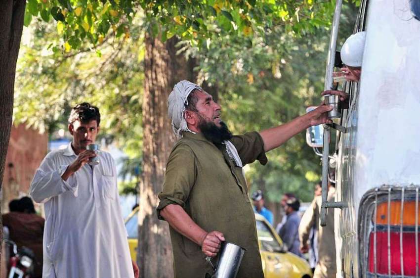 اسلام آباد: گرمی کی شدت سے بچنے کے لیے مسافر پانی پی رہے ہیں۔