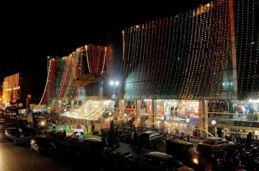 راولپنڈی: سکستھ روڈ پر عید کی آمد کے حوالے سے شاپنگ پلازوں ..