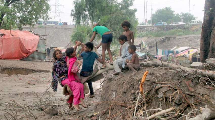 لاہور: دیائے راوی کے کنارے خانہ بدوش بچے گرے درخت کی شاخ ..